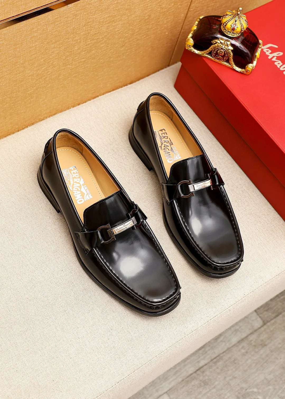Men's shoes 💰460 💐 Product trademark: Ferragamo "Ferragamo" casual leather shoes Regular size: 38-44 (45.46🉑️customized) Product materials: Selected imported first-layer open-edge beaded cowhide leather upper + luxury hardware buckle, imported water-dyed cowhide leather lining. Strong three-dimensional visual effect, original rubber outsole Color: 1⃣️color optional